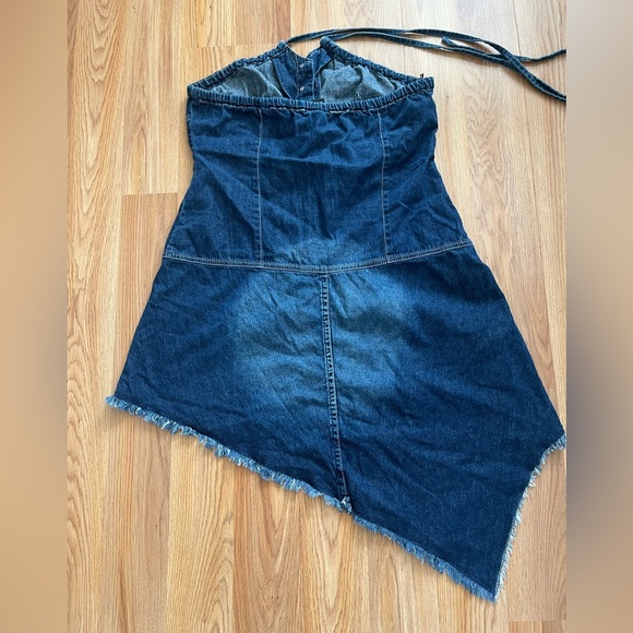 Backless denim dress
Size shows 13/14 it fits like Medium - Picture 3 of 4